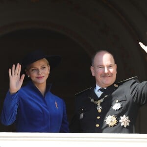 La princesse Charlène de Monaco et le prince Albert II de Monaco - La famille princière de Monaco au balcon du palais lors de la fête nationale monégasque, à Monaco, le 19 novembre 2017. © Dominique Jacovides/Bestimage