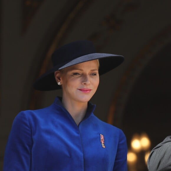 La princesse Charlène de Monaco et le prince Albert II de Monaco - La famille princière de Monaco au balcon du palais lors de la fête nationale monégasque, à Monaco, le 19 novembre 2017. © Dominique Jacovides/Bestimage