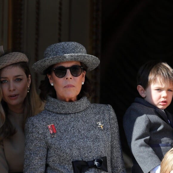 Beatrice Borromeo, la princesse Caroline de Hanovre, Charlotte Casiraghi, son fils Raphaël Elmaleh et Sacha Casiraghi - La famille princière de Monaco au balcon du palais lors de la fête nationale monégasque, à Monaco, le 19 novembre 2017. © Dominique Jacovides/Bestiumage