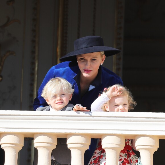 La princesse Charlène de Monaco, le prince Jacques de Monaco, marquis des Baux, et la princesse Gabriella de Monaco, comtesse de Carladès - La famille princière de Monaco au balcon du palais lors de la fête nationale monégasque, à Monaco, le 19 novembre 2017. © Dominique Jacovides/Bestimage