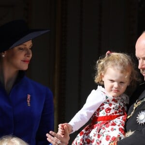 La princesse Charlène de Monaco, le prince Jacques de Monaco, marquis des Baux, la princesse Gabriella de Monaco, comtesse de Carladès et le prince Albert II de Monaco - La famille princière de Monaco au balcon du palais lors de la fête nationale monégasque, à Monaco, le 19 novembre 2017. © Dominique Jacovides/Bestimage