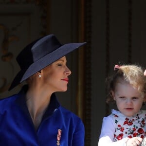 La princesse Charlène de Monaco, le prince Jacques de Monaco, marquis des Baux, la princesse Gabriella de Monaco, comtesse de Carladès et le prince Albert II de Monaco - La famille princière de Monaco au balcon du palais lors de la fête nationale monégasque, à Monaco, le 19 novembre 2017. © Dominique Jacovides/Bestimage