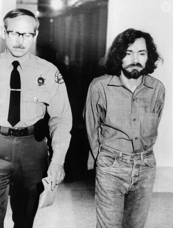 Charles Manson surveillé par un shérif en 1970