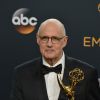 Jeffrey Tambor, récompensé pour la série Transparent, lors des Emmy Awards le 18 septembre 2016 à Los Angeles.