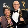 Jeffrey Tambor avec Jill Soloway, créatrice de la série Transparent, lors des Emmy Awards le 18 septembre 2016 à Los Angeles.