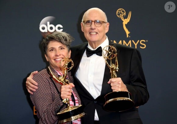 Jeffrey Tambor avec Jill Soloway, créatrice de la série Transparent, lors des Emmy Awards le 18 septembre 2016 à Los Angeles.