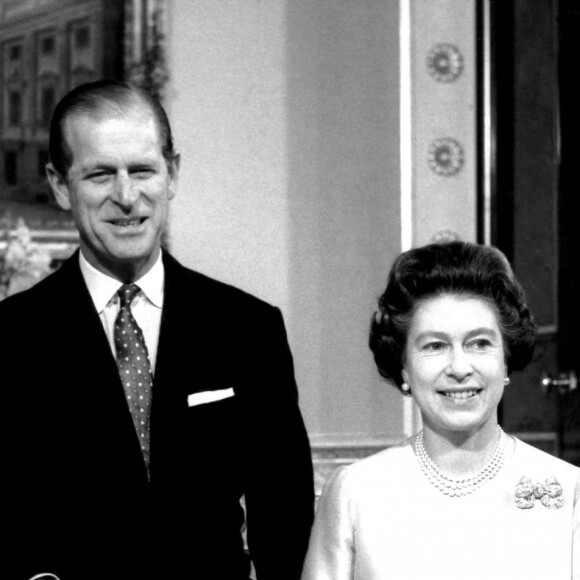 La reine Elizabeth II et le duc d'Edimbourg au palais de Buckingham le 20 novembre 1987 lors de leurs noces d'argent (40 ans de mariage).