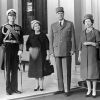 La reine Elizabeth II et le duc d'Edimbourg avec le général de Gaulle et son épouse au palais de Buckingham en avril 1960.