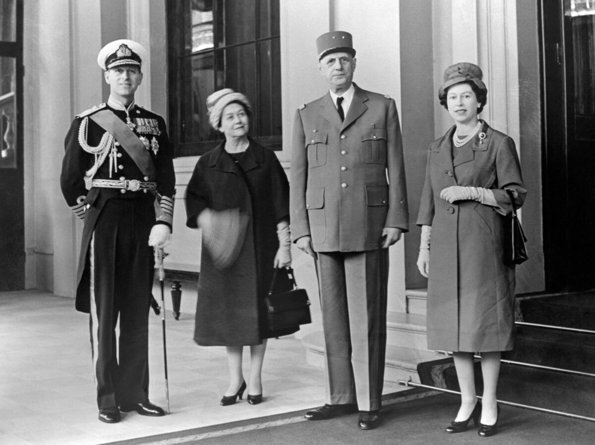 Photo La Reine Elizabeth Ii Et Le Duc Dedimbourg Avec Le Général De Gaulle Et Son épouse Au 