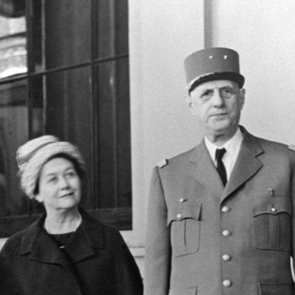 La reine Elizabeth II et le duc d'Edimbourg avec le général de Gaulle et son épouse au palais de Buckingham en avril 1960.