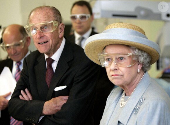 La reine Elizabeth II et le duc d'Edimbourg en octobre 2005 lors d'une visite au University College Hospital à Londres.