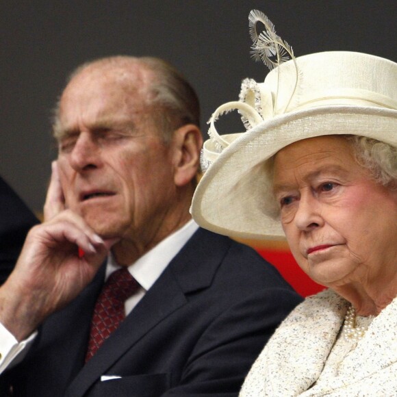 La reine Elizabeth II et le duc d'Edimbourg, assoupi, en novembre 2008 lors d'une lecture à la London School of Economics and Political Science (LSE).