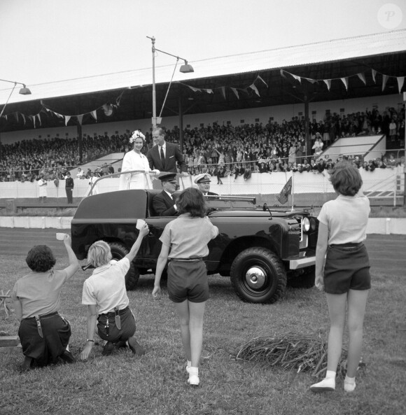 La reine Elizabeth II et le duc d'Edimbourg en juillet 1962 au Hove Stadium dans l'East Sussex.