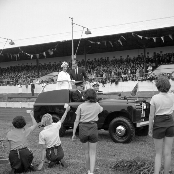 La reine Elizabeth II et le duc d'Edimbourg en juillet 1962 au Hove Stadium dans l'East Sussex.