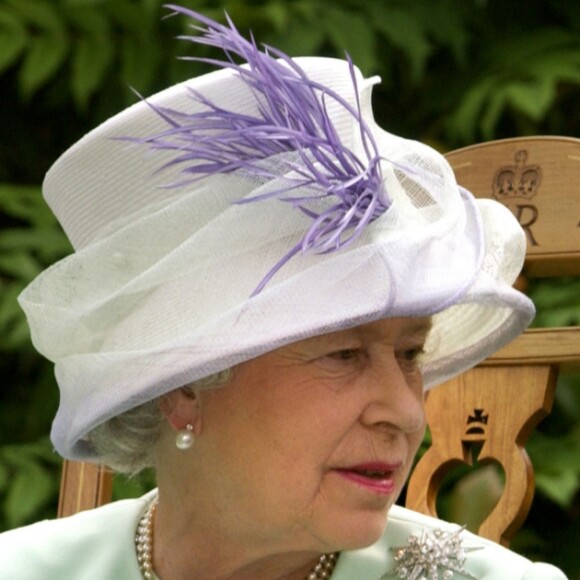 La reine Elizabeth II et le duc d'Edimbourg en juillet 2002 à l'abbaye de Bury St Edmunds.