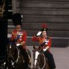 La reine Elizabeth II et le duc d'Edimbourg au palais de Buckingham en juin 1964 au terme de la parade Trooping the Colour.