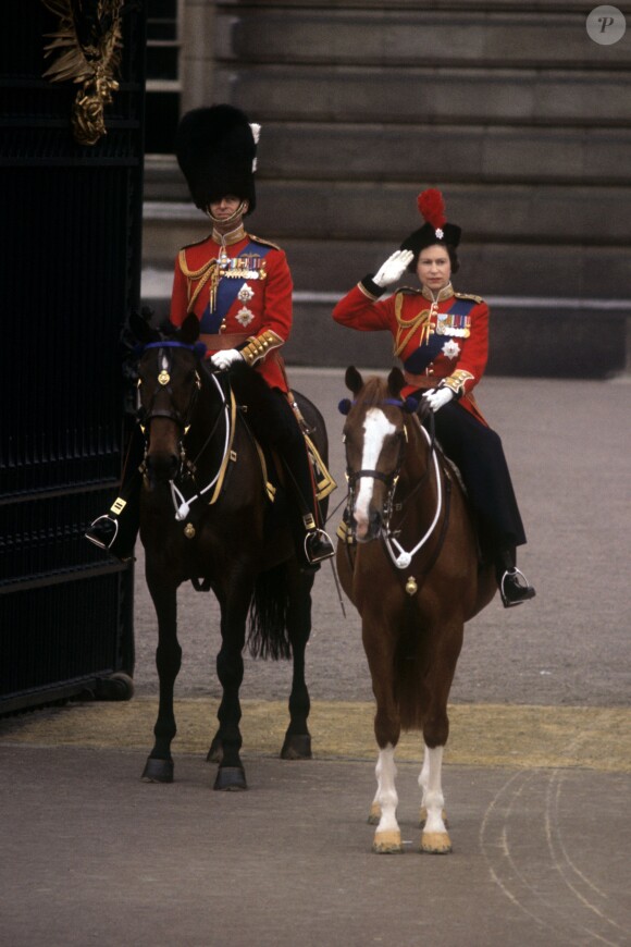 La reine Elizabeth II et le duc d'Edimbourg au palais de Buckingham en juin 1964 au terme de la parade Trooping the Colour.