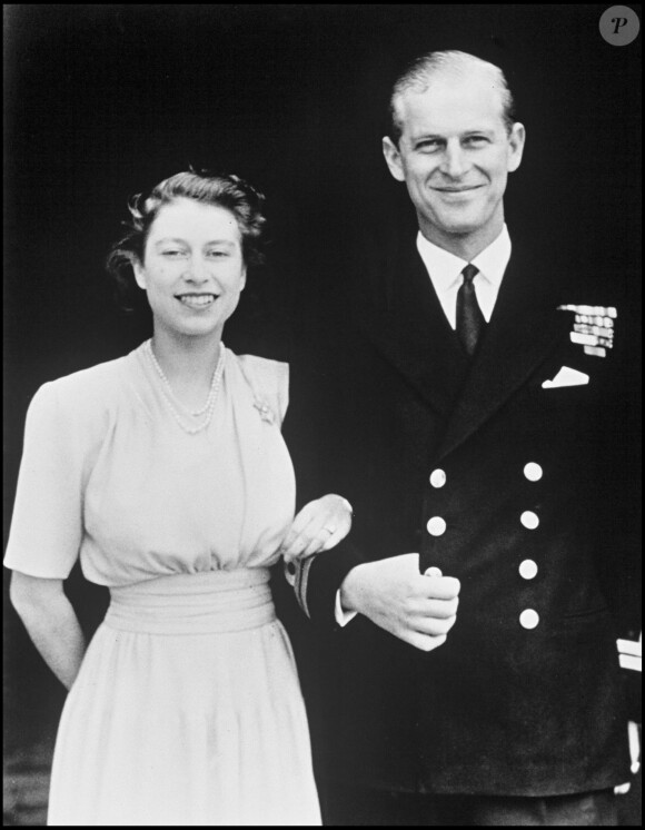 Photos officielles de la reine Elizabeth II et du duc d'Edimbourg le jour de l'annonce de leurs fiançailles, le 10 juillet 1947