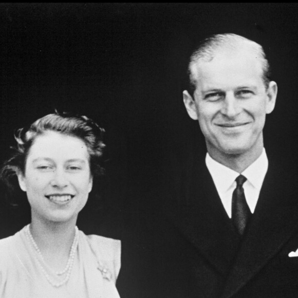 Photos officielles de la reine Elizabeth II et du duc d'Edimbourg le jour de l'annonce de leurs fiançailles, le 10 juillet 1947