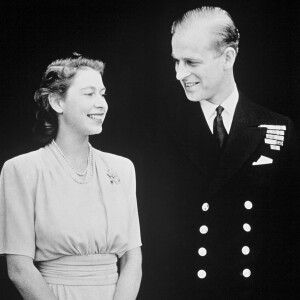 Photos officielles de la reine Elizabeth II et du duc d'Edimbourg le jour de l'annonce de leurs fiançailles, le 10 juillet 1947