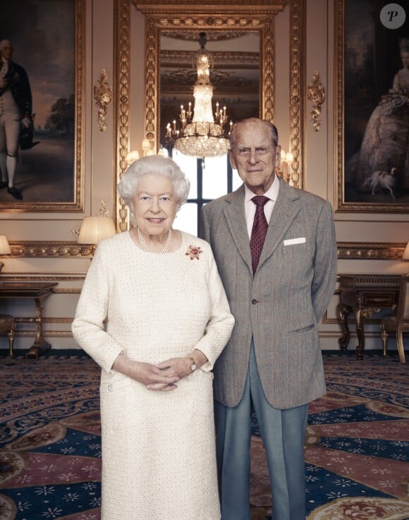 La reine Elizabeth II et le prince Philip, duc d'Edimbourg, photographiés le 18 novembre 2017 dans le Salon blanc au château de Windsor par Matt Holyoak à l'occasion de leurs noces de platine (70 ans de mariage), anniversaire célébré le 20 novembre. © Matt Holyoak/CameraPress/BestImage