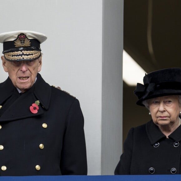 La reine Elizabeth II d'Angleterre et le prince Philip, duc d'Edimbourg, lors des cérémonies du Remembrance Sunday à Londres, le 12 novembre 2017.