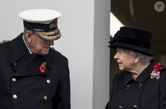 La reine Elizabeth II d'Angleterre et le prince Philip, duc d'Edimbourg, lors des cérémonies du Remembrance Sunday à Londres, le 12 novembre 2017.