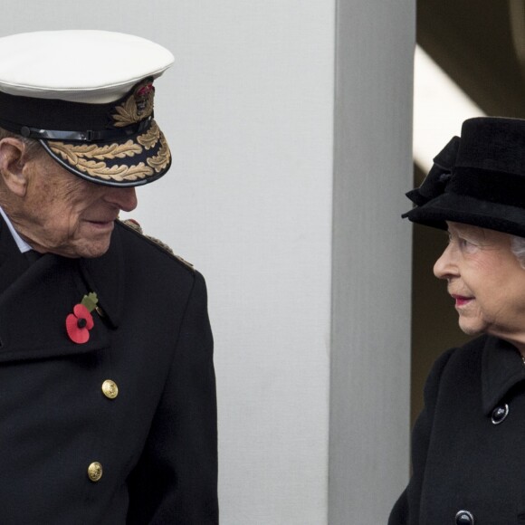 La reine Elizabeth II d'Angleterre et le prince Philip, duc d'Edimbourg, lors des cérémonies du Remembrance Sunday à Londres, le 12 novembre 2017.