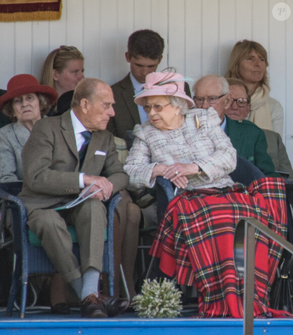 La reine Elizabeth II d'Angleterre et le prince Philip, duc d'Edimbourg, lors des jeux de Braemar en Ecosse le 2 septembre 2017.