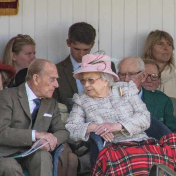 La reine Elizabeth II d'Angleterre et le prince Philip, duc d'Edimbourg, lors des jeux de Braemar en Ecosse le 2 septembre 2017.