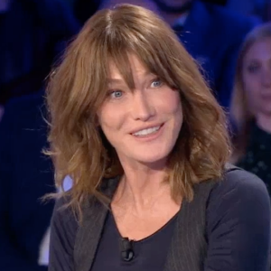 Carla Bruni sur le plateau d'"On n'est pas couché" sur France 2. Le 18 novembre 2017.