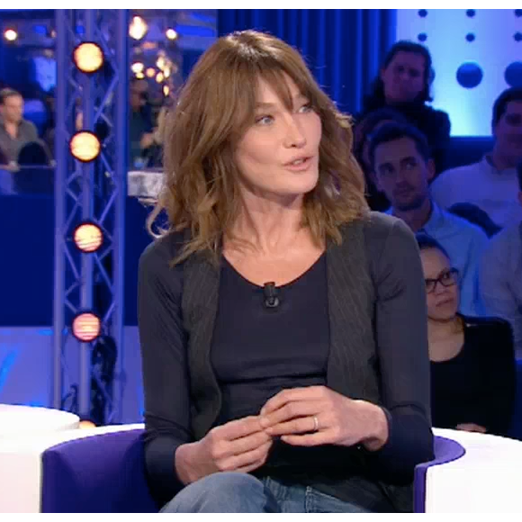 Carla Bruni sur le plateau d'"On n'est pas couché" sur France 2. Le 18 novembre 2017.