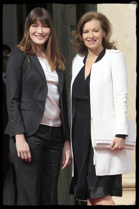 Carla Bruni-Sarkozy et Valérie Trierweiler - Cérémonie de passation de pouvoir à l'Elysée. Le 15 mai 2012.