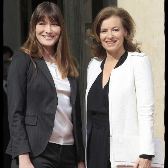 Carla Bruni-Sarkozy et Valérie Trierweiler - Cérémonie de passation de pouvoir à l'Elysée. Le 15 mai 2012.