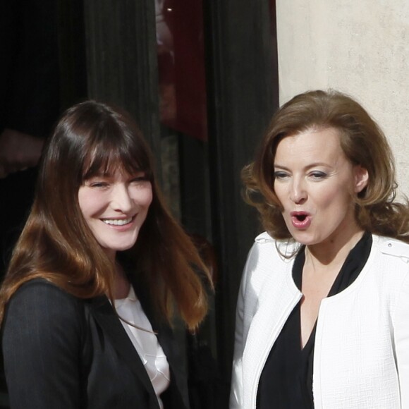 Carla Bruni-Sarkozy et Valérie Trierweiler - Cérémonie de passation de pouvoir à l'Elysée. Le 15 mai 2012.