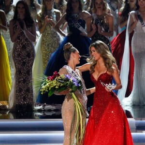 Iris Mittenaere couronne Miss Afrique du Sud, Demi-Leigh Nel-Peters - Finale du concours Miss Univers 2017 au Planet Hollywood Resort & Casino. Las Vegas, le 26 novembre 2017.