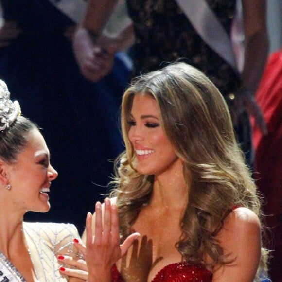 Iris Mittenaere couronne Miss Afrique du Sud, Demi-Leigh Nel-Peters - Finale du concours Miss Univers 2017 au Planet Hollywood Resort & Casino. Las Vegas, le 26 novembre 2017.