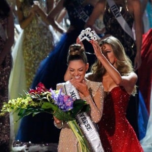 Iris Mittenaere couronne Miss Afrique du Sud, Demi-Leigh Nel-Peters - Finale du concours Miss Univers 2017 au Planet Hollywood Resort & Casino. Las Vegas, le 26 novembre 2017.