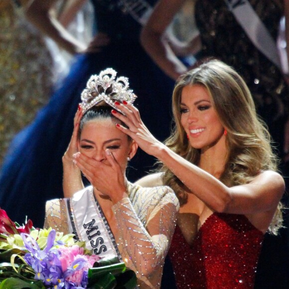 Iris Mittenaere couronne Miss Afrique du Sud, Demi-Leigh Nel-Peters - Finale du concours Miss Univers 2017 au Planet Hollywood Resort & Casino. Las Vegas, le 26 novembre 2017.