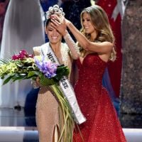 Miss Univers 2017 : Iris Mittenaere, émue, couronne celle qui lui succède