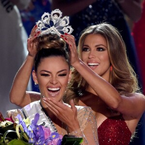 Iris Mittenaere couronne Miss Afrique du Sud, Demi-Leigh Nel-Peters - Finale du concours Miss Univers 2017 au Planet Hollywood Resort & Casino. Las Vegas, le 26 novembre 2017.