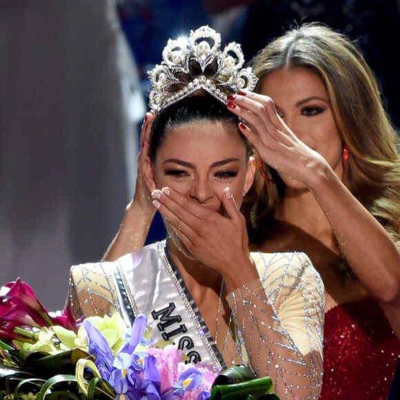 Iris Mittenaere couronne Miss Afrique du Sud, Demi-Leigh Nel-Peters - Finale du concours Miss Univers 2017 au Planet Hollywood Resort & Casino. Las Vegas, le 26 novembre 2017.