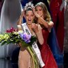 Iris Mittenaere couronne Miss Afrique du Sud, Demi-Leigh Nel-Peters - Finale du concours Miss Univers 2017 au Planet Hollywood Resort & Casino. Las Vegas, le 26 novembre 2017.