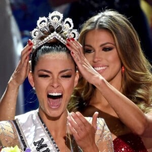 Iris Mittenaere couronne Miss Afrique du Sud, Demi-Leigh Nel-Peters - Finale du concours Miss Univers 2017 au Planet Hollywood Resort & Casino. Las Vegas, le 26 novembre 2017.