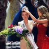 Miss Afrique du Sud Demi-Leigh Nel-Peters est sacrée Miss Univers 2017 par Iris Mittenaere à l'élection de Miss Univers 2017 au Planet Hollywood Resort & Casino à Las Vegas, le 26 novembre 2017.