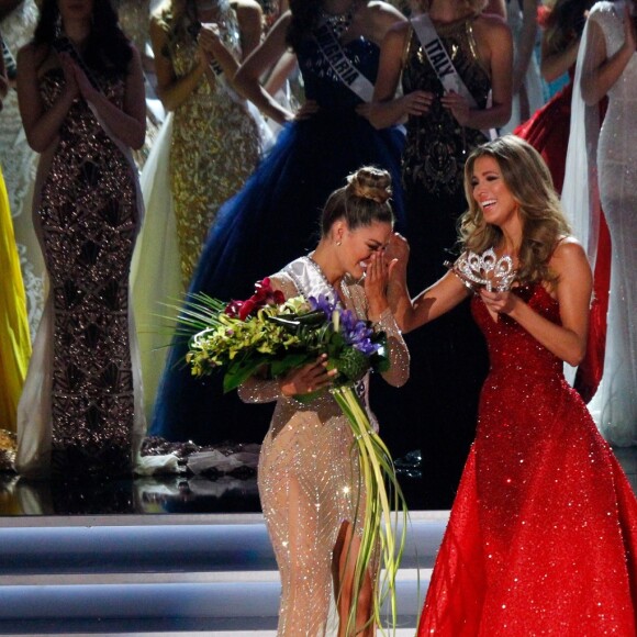 Miss Afrique du Sud Demi-Leigh Nel-Peters est sacrée Miss Univers 2017 par Iris Mittenaere à l'élection de Miss Univers 2017 au Planet Hollywood Resort & Casino à Las Vegas, le 26 novembre 2017.