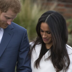 Le prince Harry et Meghan Markle lors de la séance photo le jour de l'annonce de leurs fiançailles, le 27 novembre 2017, dans les jardins du palais de Kensington, à Londres.