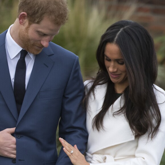 Le prince Harry et Meghan Markle lors de la séance photo le jour de l'annonce de leurs fiançailles, le 27 novembre 2017, dans les jardins du palais de Kensington, à Londres.