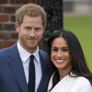 Le prince Harry et Meghan Markle lors de la séance photo le jour de l'annonce de leurs fiançailles, le 27 novembre 2017, dans les jardins du palais de Kensington, à Londres.