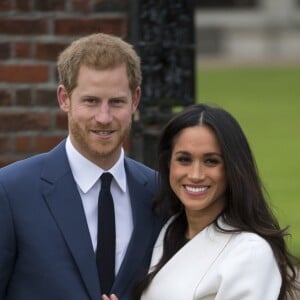 Le prince Harry et Meghan Markle lors de la séance photo le jour de l'annonce de leurs fiançailles, le 27 novembre 2017, dans les jardins du palais de Kensington, à Londres.